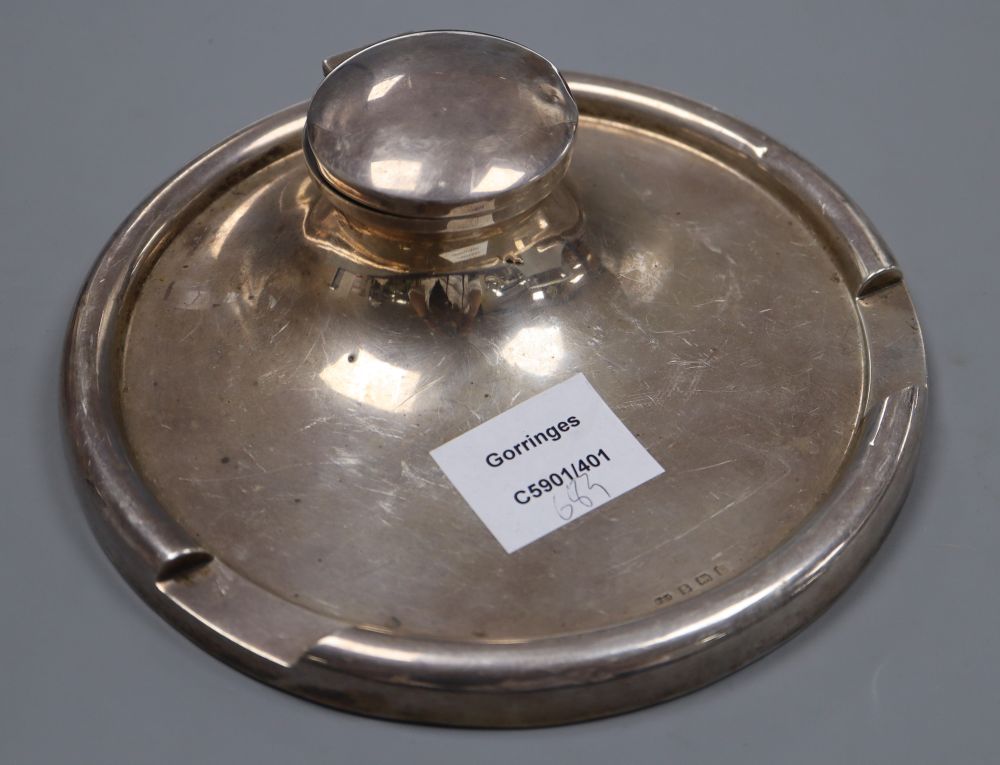 A George V silver circular inkwell, the rim with pen recess, Deakin & Francis, Birmingham, 1929, 19.7cm, weighted.